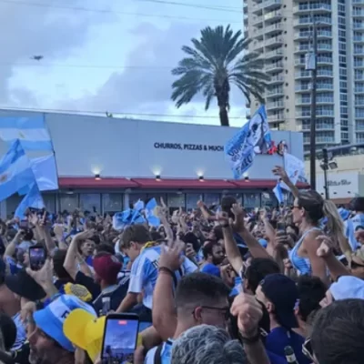 Banderazo en Miami: miles de hinchas argentinos coparon las calles antes del duelo con Cabo Verde en el Mundial 2026 Banderazo en Miami: miles de hinchas argentinos coparon las calles antes del duelo con Cabo Verde en el Mundial 2026