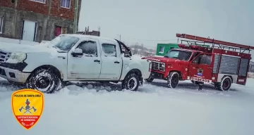 Bomberos asistieron a una camioneta encajada en la nieve Bomberos asistieron a una camioneta encajada en la nieve