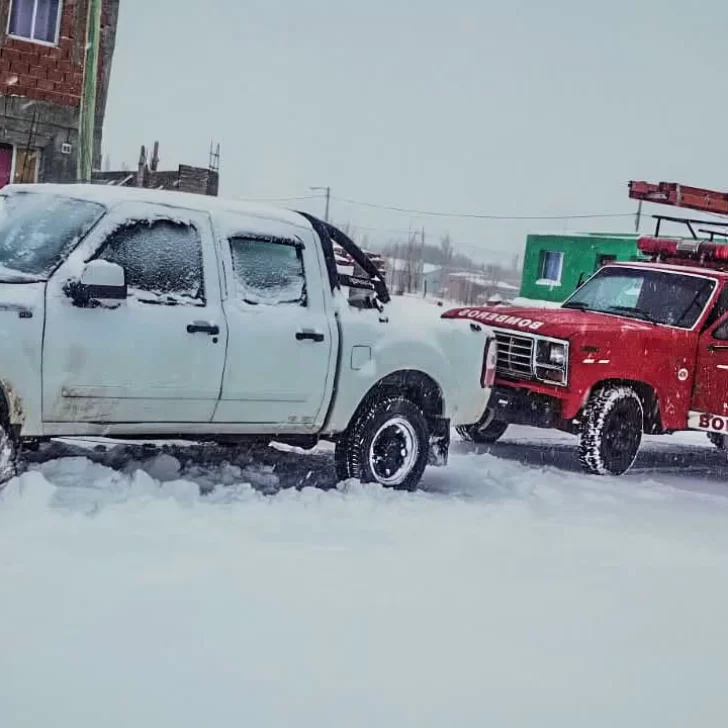Bomberos asistieron a una camioneta encajada en la nieve Bomberos asistieron a una camioneta encajada en la nieve