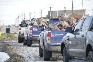 Río Gallegos bajo emergencia: el Gobierno de Santa Cruz desplegó un amplio operativo para asistir a los barrios más afectados por el deshielo Río Gallegos bajo emergencia: el Gobierno de Santa Cruz desplegó un amplio operativo para asistir a los barrios más afectados por el deshielo