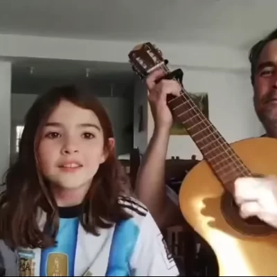 “Quiero ganarme 100 años de perdón”: la canción de un payador y su hija que emociona a los hinchas argentinos