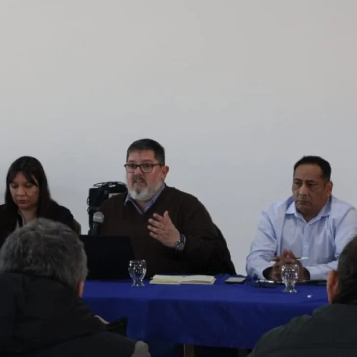 Conflicto policial en Santa Cruz: El Gobierno aseguró que “realizó su máximo esfuerzo” en la oferta salarial y se volverá a reunir la próxima semana Conflicto policial en Santa Cruz: El Gobierno aseguró que “realizó su máximo esfuerzo” en la oferta salarial y se volverá a reunir la próxima semana
