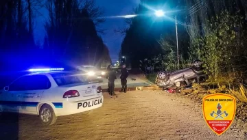 Volcó una camioneta en Los Antiguos y sus ocupantes sufrieron lesiones leves Volcó una camioneta en Los Antiguos y sus ocupantes sufrieron lesiones leves