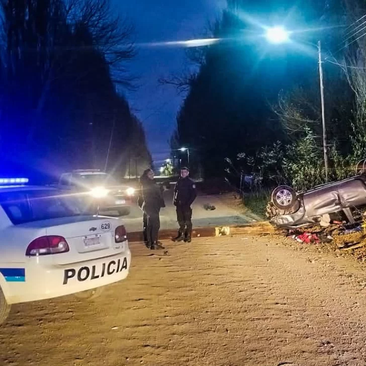 Volcó una camioneta en Los Antiguos y sus ocupantes sufrieron lesiones leves Volcó una camioneta en Los Antiguos y sus ocupantes sufrieron lesiones leves