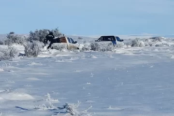 Vialidad Provincial rescató a una familia varada en medio de más de 40 centímetros de nieve Vialidad Provincial rescató a una familia varada en medio de más de 40 centímetros de nieve