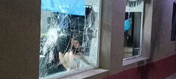 Intentaron romper el vidrio blindado de una barbería en Puerto Deseado: investigan si fue un intento de robo durante la madrugada Intentaron romper el vidrio blindado de una barbería en Puerto Deseado: investigan si fue un intento de robo durante la madrugada