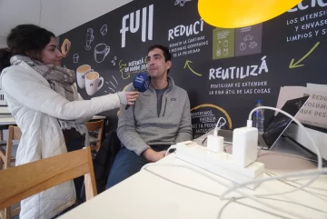 Estaciones de servicio y casas de familiares: lugares de encuentro durante el apagón para cargar celulares, trabajar y ver el Mundial Estaciones de servicio y casas de familiares: lugares de encuentro durante el apagón para cargar celulares, trabajar y ver el Mundial