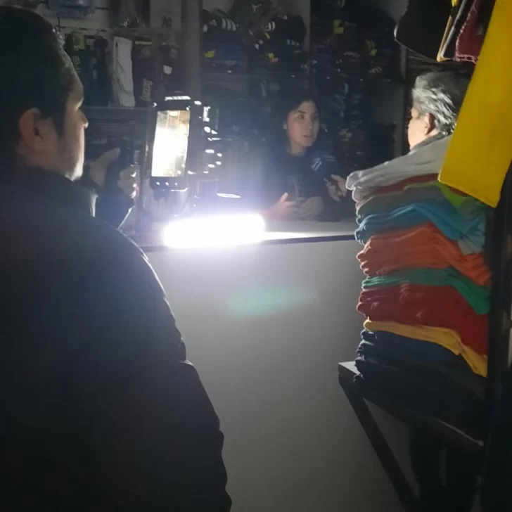 Más de 12 horas sin energía: el apagón golpeó de lleno al comercio de Río Gallegos Más de 12 horas sin energía: el apagón golpeó de lleno al comercio de Río Gallegos