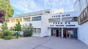 Un adolescente fue baleado por un compañero en una escuela de la Patagonia: habría ingresado el arma en la mochila Un adolescente fue baleado por un compañero en una escuela de la Patagonia: habría ingresado el arma en la mochila