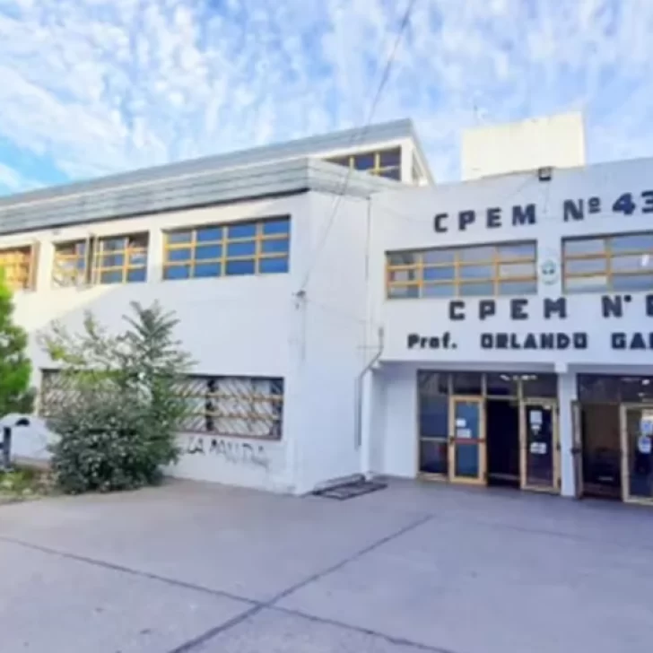 Un adolescente fue baleado por un compañero en una escuela de la Patagonia: habría ingresado el arma en la mochila Un adolescente fue baleado por un compañero en una escuela de la Patagonia: habría ingresado el arma en la mochila