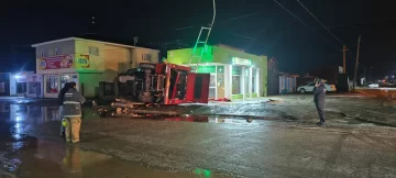 Por esquivar un bache, volcó una autobomba que iba a un incendio Por esquivar un bache, volcó una autobomba que iba a un incendio