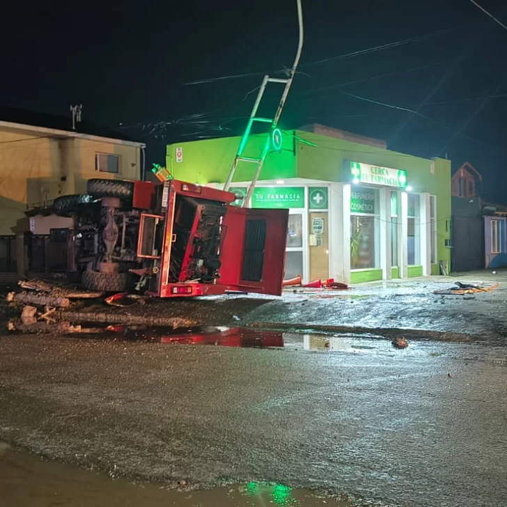 Por esquivar un bache, volcó una autobomba que iba a un incendio Por esquivar un bache, volcó una autobomba que iba a un incendio