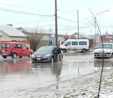 SPSE desmintió al Municipio por la inundación en la calle Gotti y apuntó a la falta de obras pluviales SPSE desmintió al Municipio por la inundación en la calle Gotti y apuntó a la falta de obras pluviales
