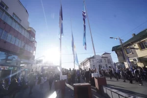 Banderas, música y alegría: así fue el izamiento patrio por el 9 de Julio en Río Gallegos
