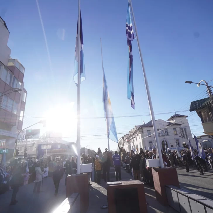 Banderas, música y alegría: así fue el acto patrio por el 9 de Julio en Río Gallegos Banderas, música y alegría: así fue el acto patrio por el 9 de Julio en Río Gallegos