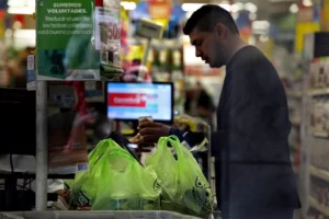Un hombre denunció la sustracción de una bolsa de supermercado valuada en 120 mil pesos Un hombre denunció la sustracción de una bolsa de supermercado valuada en 120 mil pesos