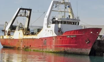 Dramática búsqueda en alta mar: más de 40 barcos rastrean a un marinero que cayó al agua frente a las costas de Chubut Dramática búsqueda en alta mar: más de 40 barcos rastrean a un marinero que cayó al agua frente a las costas de Chubut