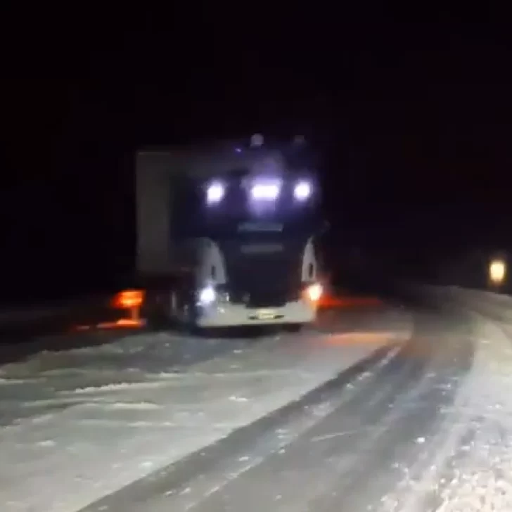 Tres camiones despistaron por la nieve y la escarcha en Ruta Nacional 3 Tres camiones despistaron por la nieve y la escarcha en Ruta Nacional 3