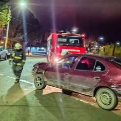 Accidente múltiple en Río Turbio: tres autos colisionaron sobre la Avenida de los Mineros