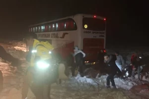 Colectivo despistó y quedó varado en una ruta de la Patagonia por la nieve en plena alerta roja por el frío extremo Colectivo despistó y quedó varado en una ruta de la Patagonia por la nieve en plena alerta roja por el frío extremo