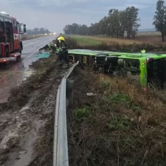 Un colectivo cayó de un puente en medio de un temporal: un chofer se tiró antes del accidente y hay varios heridos