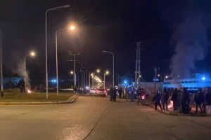 Denuncian que en Chubut Conarpesa no cumplió el acuerdo de reincorporación y los trabajadores endurecieron el reclamo Denuncian que en Chubut Conarpesa no cumplió el acuerdo de reincorporación y los trabajadores endurecieron el reclamo