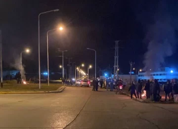 Denuncian que en Chubut Conarpesa no cumplió el acuerdo de reincorporación y los trabajadores endurecieron el reclamo Denuncian que en Chubut Conarpesa no cumplió el acuerdo de reincorporación y los trabajadores endurecieron el reclamo