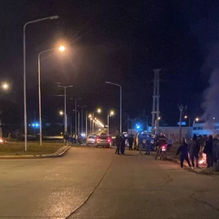 Denuncian que en Chubut Conarpesa no cumplió el acuerdo de reincorporación y los trabajadores endurecieron el reclamo Denuncian que en Chubut Conarpesa no cumplió el acuerdo de reincorporación y los trabajadores endurecieron el reclamo