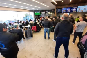 Mientras sigue el corte de luz, vecinos coparon las estaciones de servicio para ver Francia vs. España Mientras sigue el corte de luz, vecinos coparon las estaciones de servicio para ver Francia vs. España