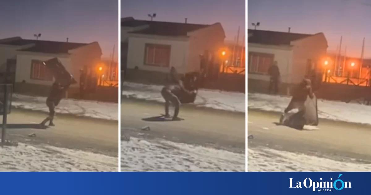 Video. No soportó la derrota de Argentina y destrozó su Smart TV en plena calle
