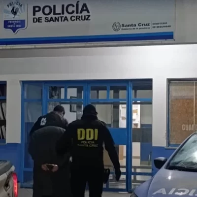 Múltiples allanamientos en Caleta Olivia: secuestraron armas de fuego, motovehículos y estupefacientes Múltiples allanamientos en Caleta Olivia: secuestraron armas de fuego, motovehículos y estupefacientes