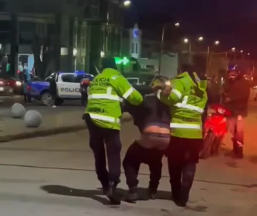 Detuvieron a un hombre alcoholizado tras el pedido de auxilio de una nena: fue durante los festejos en Río Gallegos Detuvieron a un hombre alcoholizado tras el pedido de auxilio de una nena: fue durante los festejos en Río Gallegos