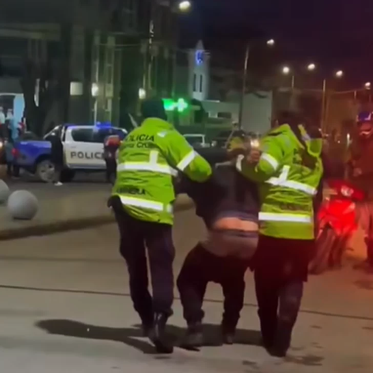 Detuvieron a un hombre alcoholizado tras el pedido de auxilio de una nena: fue durante los festejos en Río Gallegos Detuvieron a un hombre alcoholizado tras el pedido de auxilio de una nena: fue durante los festejos en Río Gallegos