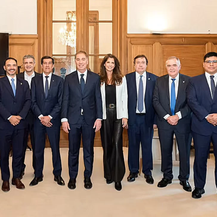 Elecciones 2027: la Casa Rosada analiza con gobernadores una reforma electoral para reincorporar las colectoras en lugar de las PASO Elecciones 2027: la Casa Rosada analiza con gobernadores una reforma electoral para reincorporar las colectoras en lugar de las PASO