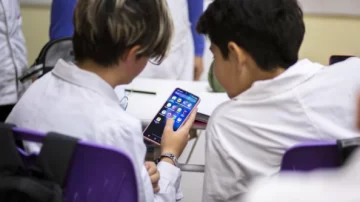 En Santa Cruz, más del 65% de los chicos de 8 años tiene celular propio: cómo impacta en la educación En Santa Cruz, más del 65% de los chicos de 8 años tiene celular propio: cómo impacta en la educación