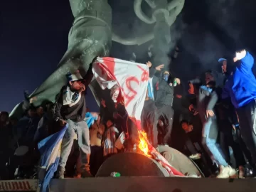 “Que en paz descanse Inglaterra”: la particular celebración de caletenses tras el triunfo argentino “Que en paz descanse Inglaterra”: la particular celebración de caletenses tras el triunfo argentino