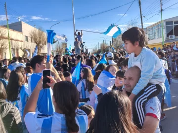 Las Heras estalló de alegría tras el agónico triunfo de Argentina y el pase a cuartos del Mundial Las Heras estalló de alegría tras el agónico triunfo de Argentina y el pase a cuartos del Mundial