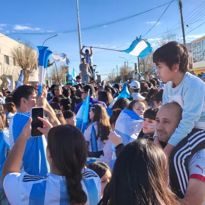 Las Heras estalló de alegría tras el agónico triunfo de Argentina y el pase a cuartos del Mundial