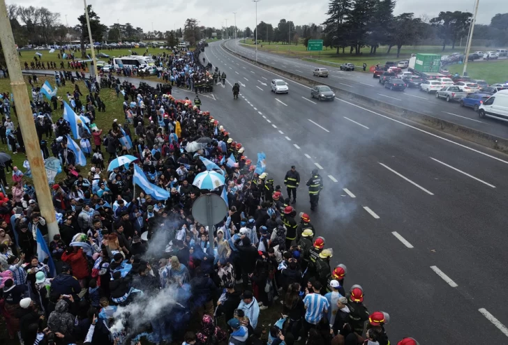 Hinchas esperaron la llegada de la Selección en las inmediaciones del Aeropuerto Internacional de Ezeiza. Foto: Olé/Santigo García. Hinchas esperaron la llegada de la Selección en las inmediaciones del Aeropuerto Internacional de Ezeiza. Foto: Olé/Santigo García.