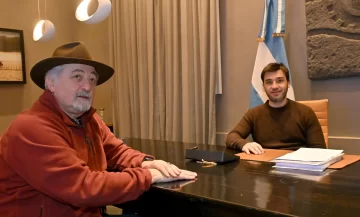 Más de 150 viviendas y 150 lotes con servicios: “Nacho” Torres y Othar Macharashvili acordaron una respuesta integral para el cerro Hermitte Más de 150 viviendas y 150 lotes con servicios: “Nacho” Torres y Othar Macharashvili acordaron una respuesta integral para el cerro Hermitte