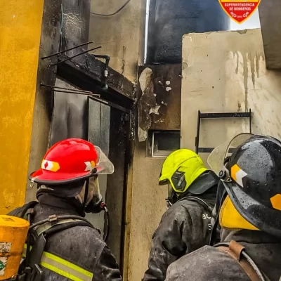 Bomberos controlaron un incendio en una vivienda del barrio Rotary de Caleta Olivia Bomberos controlaron un incendio en una vivienda del barrio Rotary de Caleta Olivia