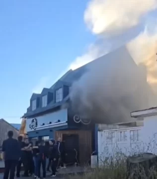 Se incendió un resto bar en Río Gallegos: “Hoy nos toca reconstruir, pero vamos a volver más fuertes” Se incendió un resto bar en Río Gallegos: “Hoy nos toca reconstruir, pero vamos a volver más fuertes”