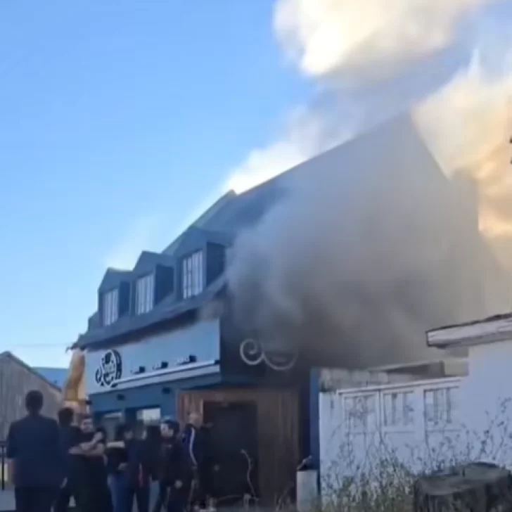 Se incendió un resto bar en Río Gallegos: “Hoy nos toca reconstruir, pero vamos a volver más fuertes” Se incendió un resto bar en Río Gallegos: “Hoy nos toca reconstruir, pero vamos a volver más fuertes”