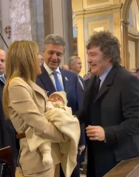 Javier Milei fue a saludar al bebé de Jorge Macri y María Belén Ludueña durante el Tedeum por el Día de la Independencia Javier Milei fue a saludar al bebé de Jorge Macri y María Belén Ludueña durante el Tedeum por el Día de la Independencia
