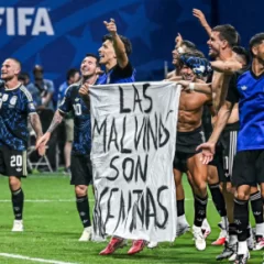 La Selección Argentina celebró la clasificación a la final del Mundial 2026 con una bandera de “Las Malvinas son argentinas”