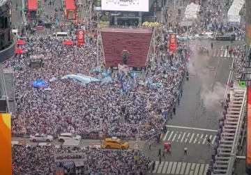Impresionante banderazo argentino en Times Square antes de la final ante España Impresionante banderazo argentino en Times Square antes de la final ante España