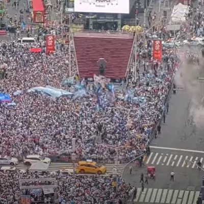 Impresionante banderazo argentino en Times Square antes de la final ante España