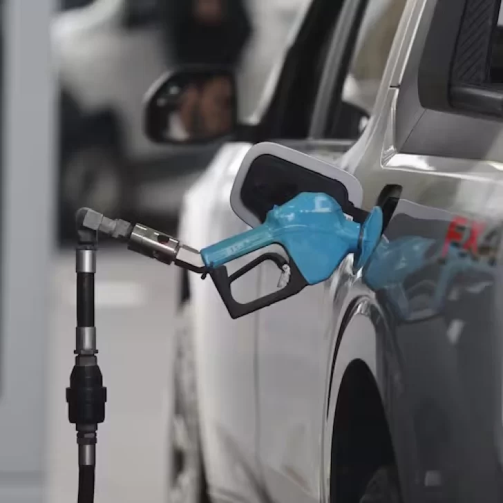 Golpe al bolsillo: Gobierno actualizó tarifas de electricidad y oficializó un aumento de impuestos en combustibles Golpe al bolsillo: Gobierno actualizó tarifas de electricidad y oficializó un aumento de impuestos en combustibles