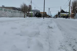Las Heras bajo la nieve: llega el deshielo tras semanas de frío extremo, pero preocupa la gran acumulación de nieve