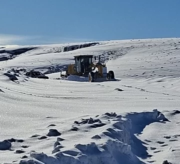 Newmont participó en el rescate de personas aisladas por el temporal de nieve en Santa Cruz Newmont participó en el rescate de personas aisladas por el temporal de nieve en Santa Cruz
